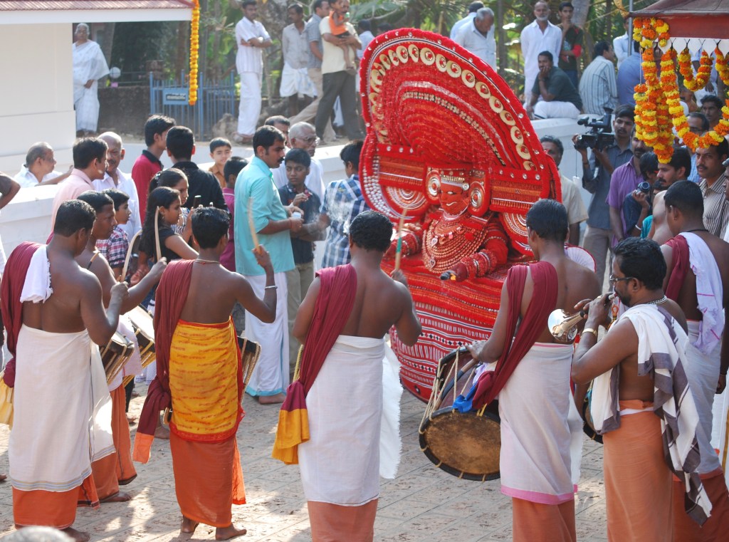 Drummers in front of Muchilottu Bhagavathi Theyyam